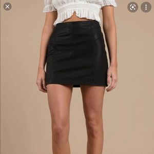 Modern femme black mini skirt